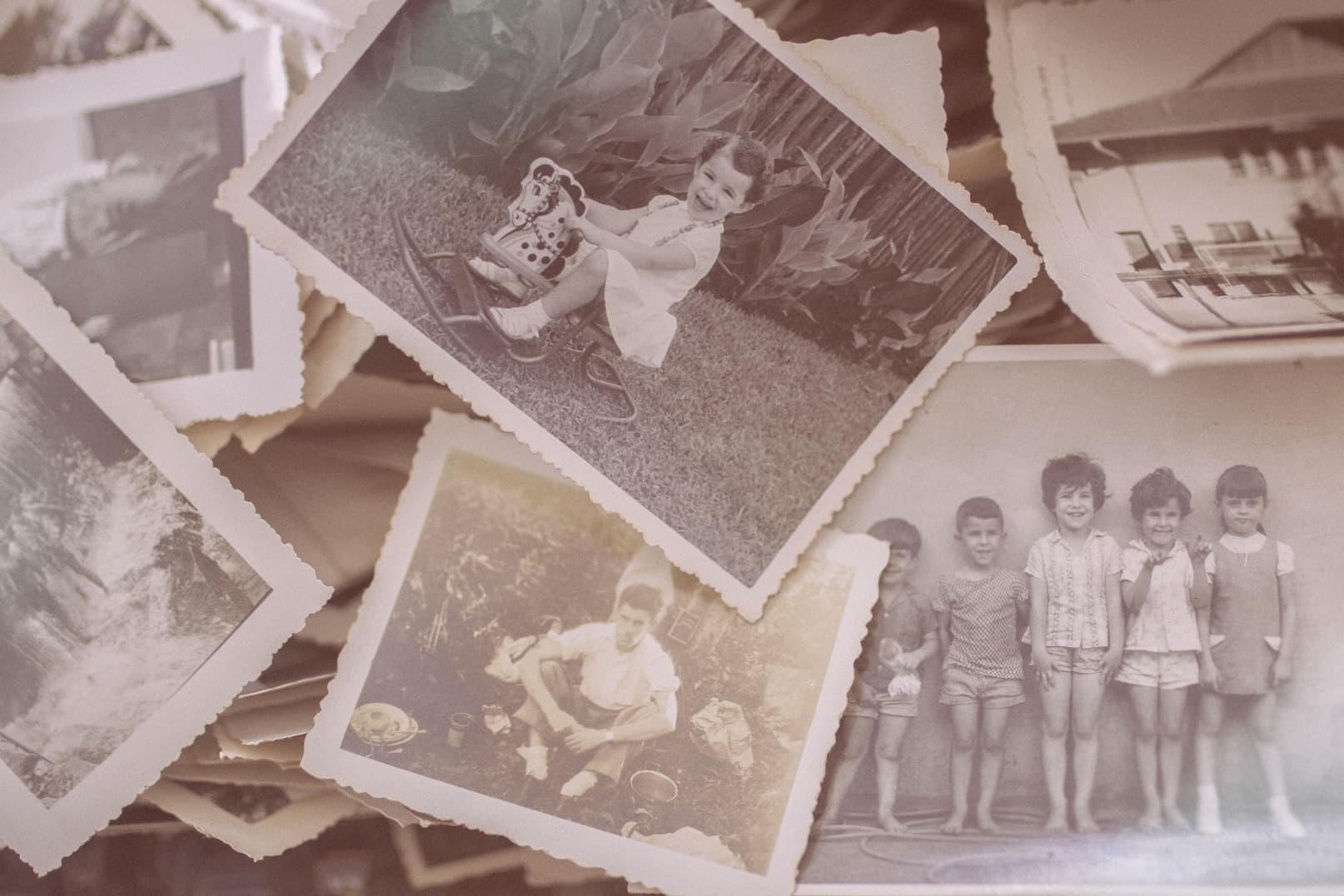 Fotografie vintage sepia di bambini e famiglie