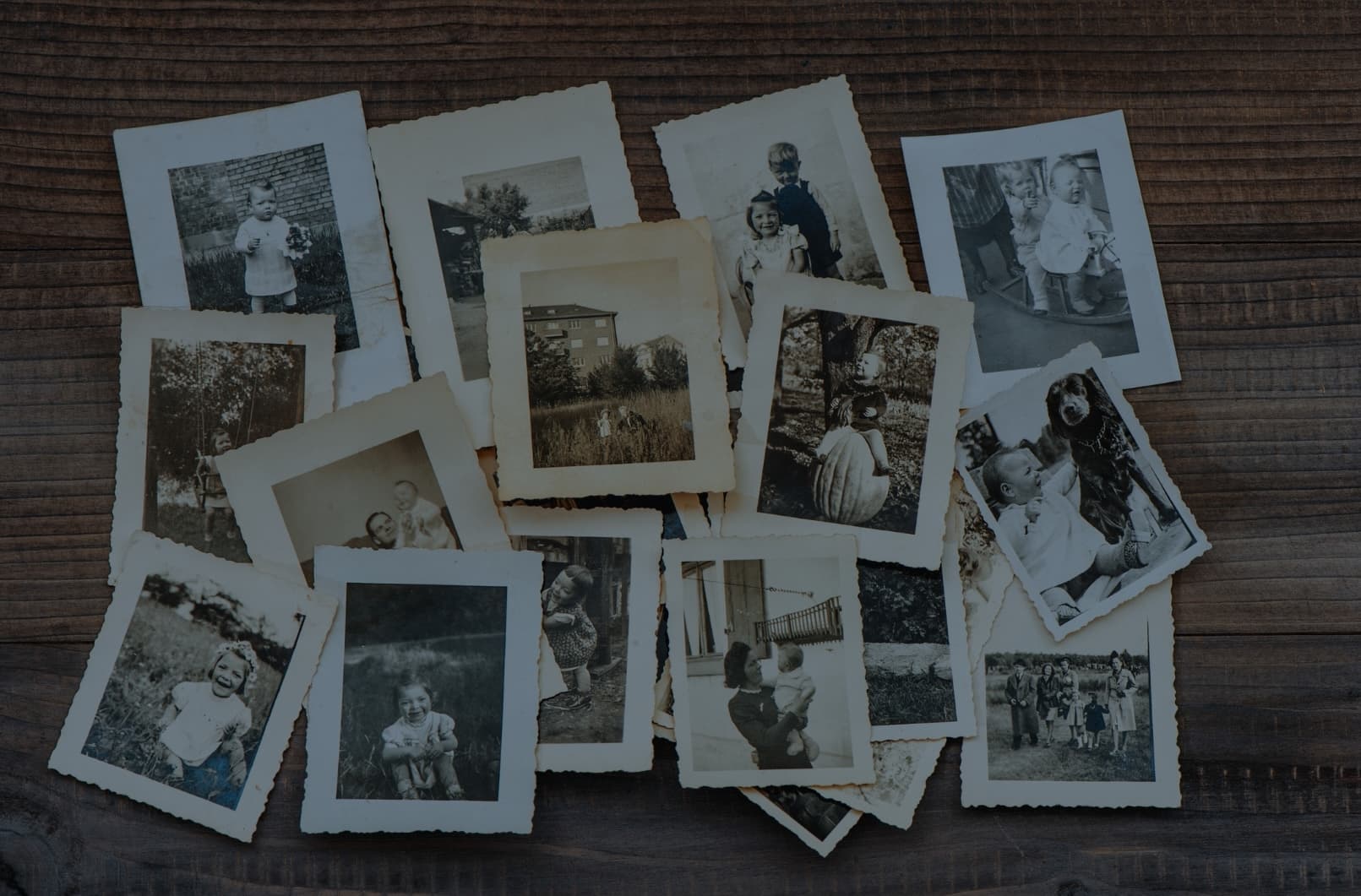 Collezione di fotografie di famiglia in bianco e nero su tavolo in legno